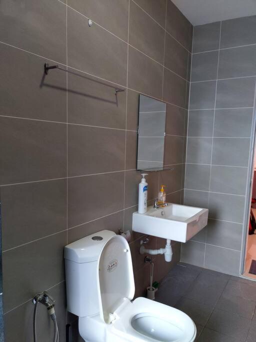 Ha1004 -cyberjaya-netflix-wifi-parking-swimming Pool-gym, 3022 Cyberjaya