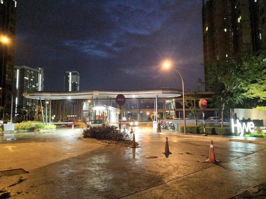 Ha1004 -cyberjaya-netflix-wifi-parking-swimming Pool-gym, 3022 Apartment Cyberjaya