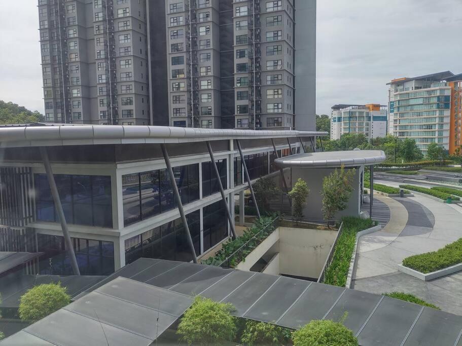 Apartment Ha1004 -cyberjaya-netflix-wifi-parking-swimming Pool-gym, 3022 *
