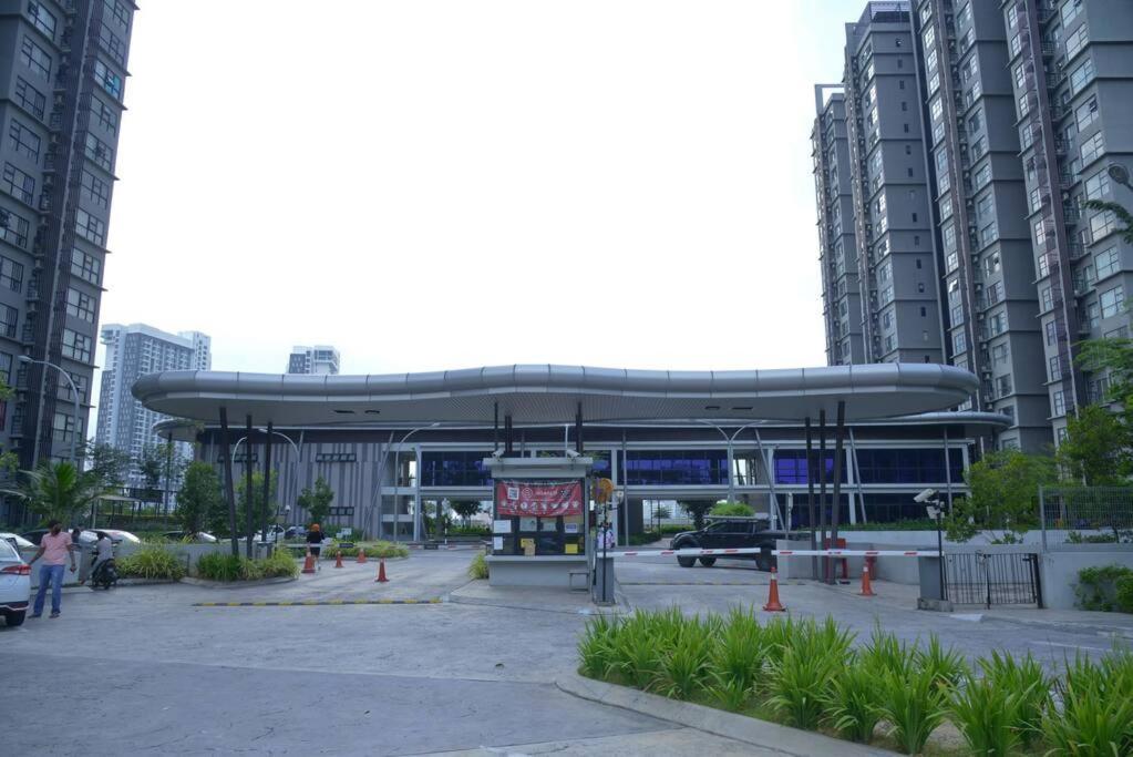 Ha1004 -cyberjaya-netflix-wifi-parking-swimming Pool-gym, 3022 Apartment