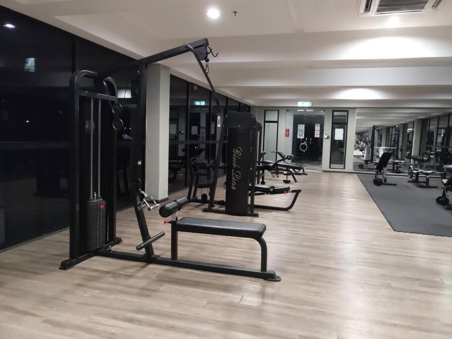 Apartment Ha1004 -cyberjaya-netflix-wifi-parking-swimming Pool-gym, 3022 *