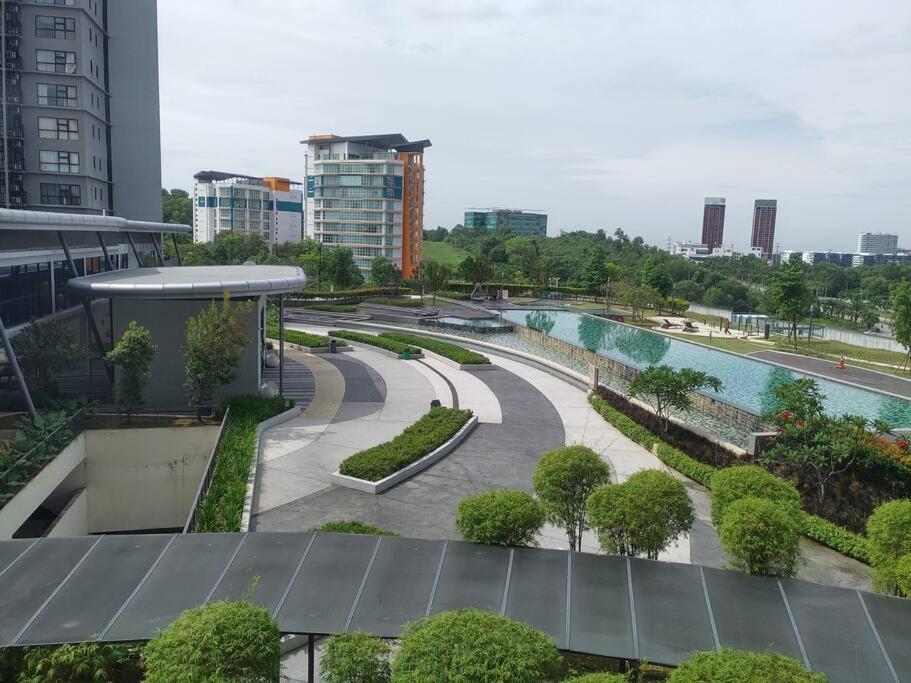 Apartment Ha1004 -cyberjaya-netflix-wifi-parking-swimming Pool-gym, 3022 *