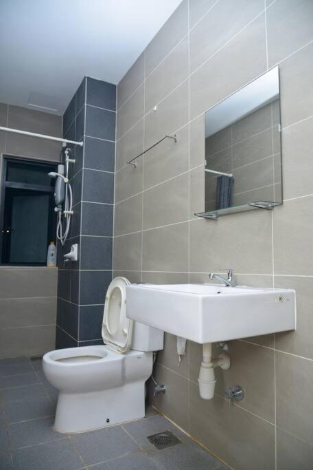 Ha1004 -cyberjaya-netflix-wifi-parking-swimming Pool-gym, 3022 Apartment Cyberjaya