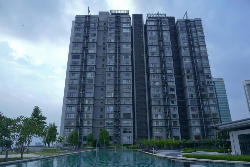 Ha1004 -cyberjaya-netflix-wifi-parking-swimming Pool-gym, 3022 Apartment